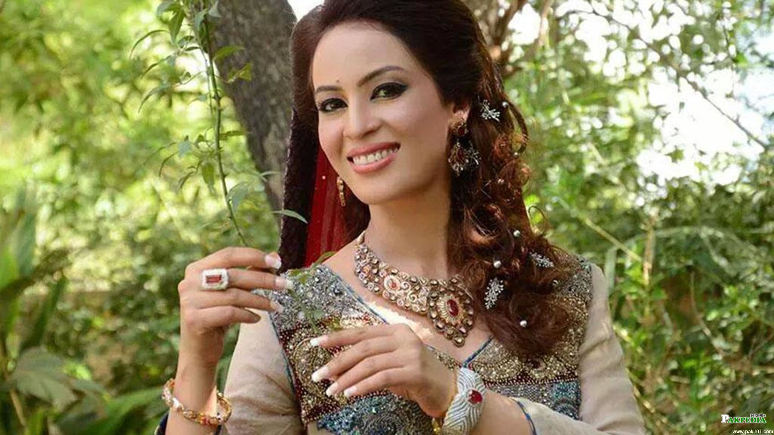 Farah Hussain - Biography, Family, Career, List of Dramas, Awards